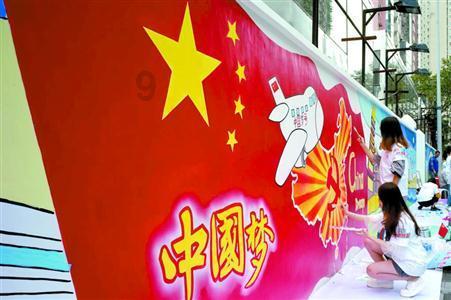 重庆街头现水景景观灯饰 灯影交错流光溢彩