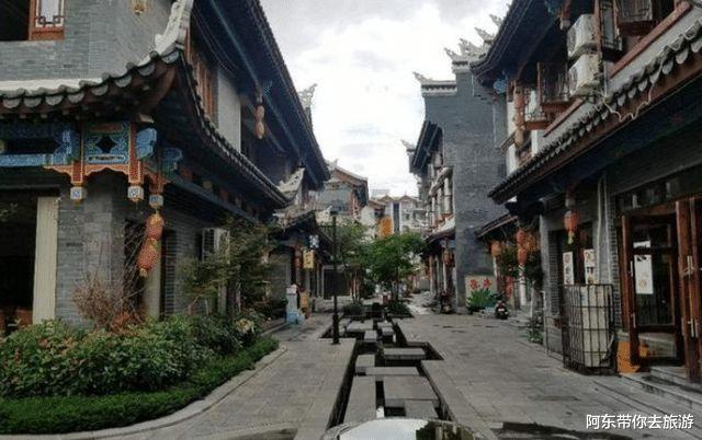 荣成市委市直机关工委到社区开展“书送春联”“清洁家园”活动